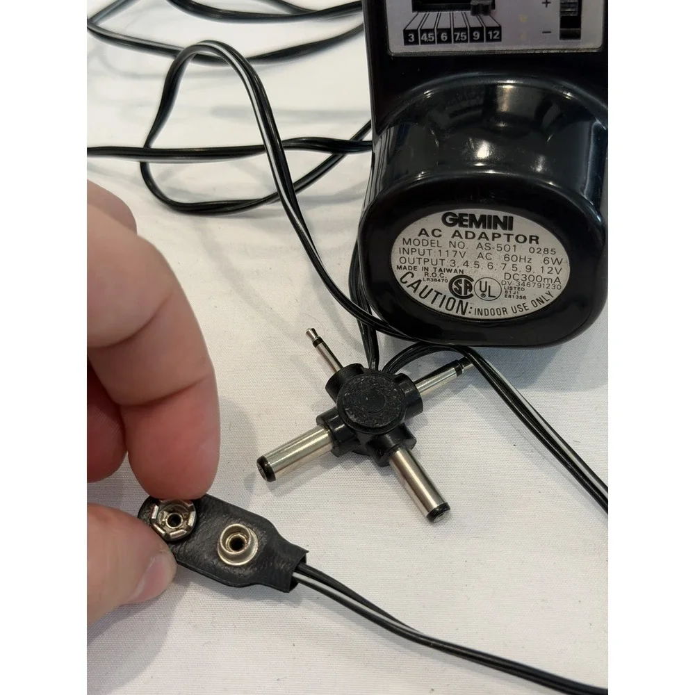 UNIVERSAL GEMINI AC ADAPTER MODEL:AS-501  OUTPUT 3, 4.5, 6, 7.5, 9.  12V vintage